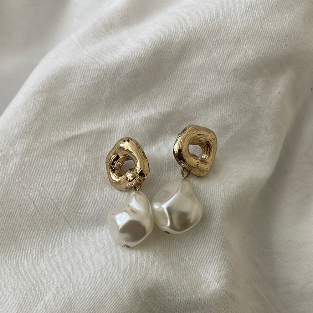 Elegant Gold and Pearl Earrings